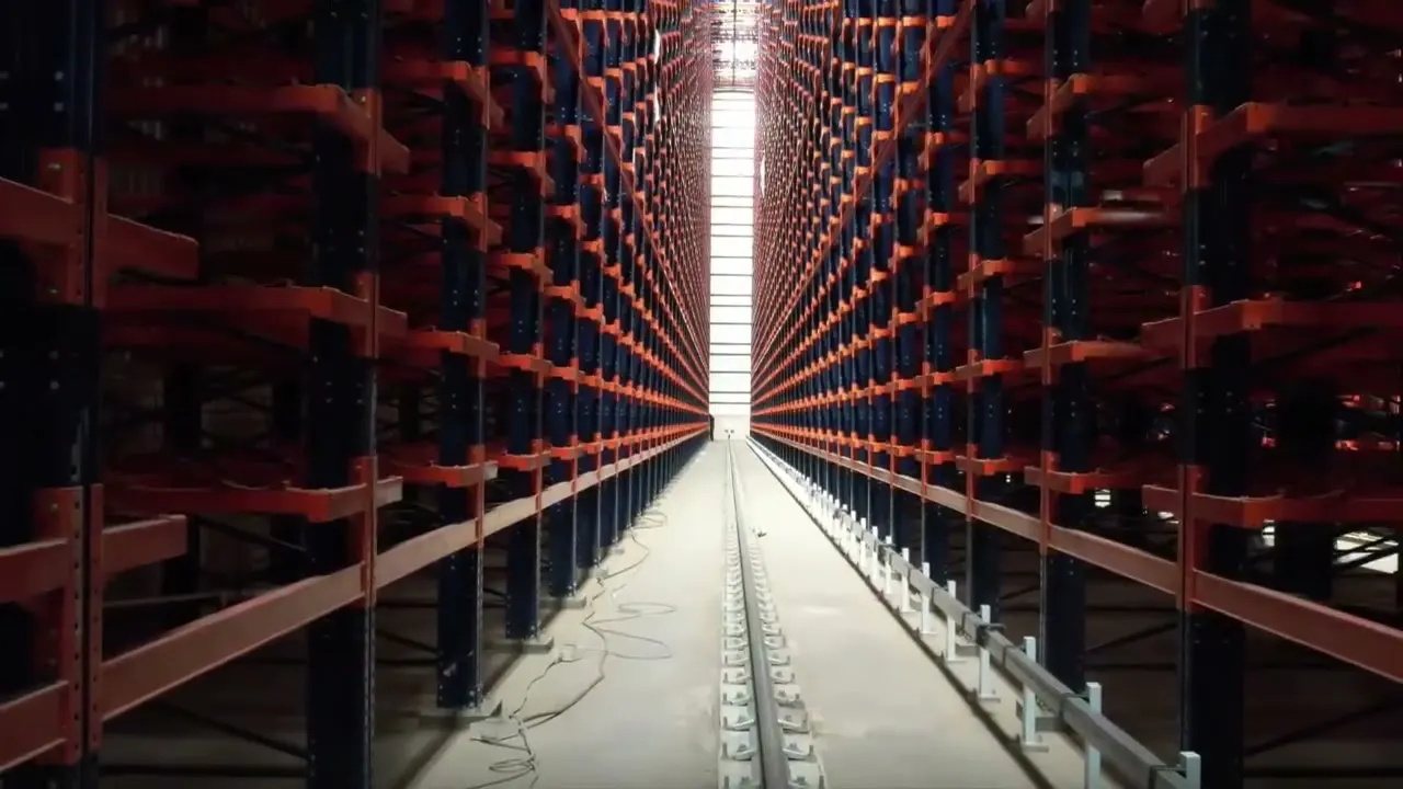 Palletstellingen in een moderne bedrijfshal