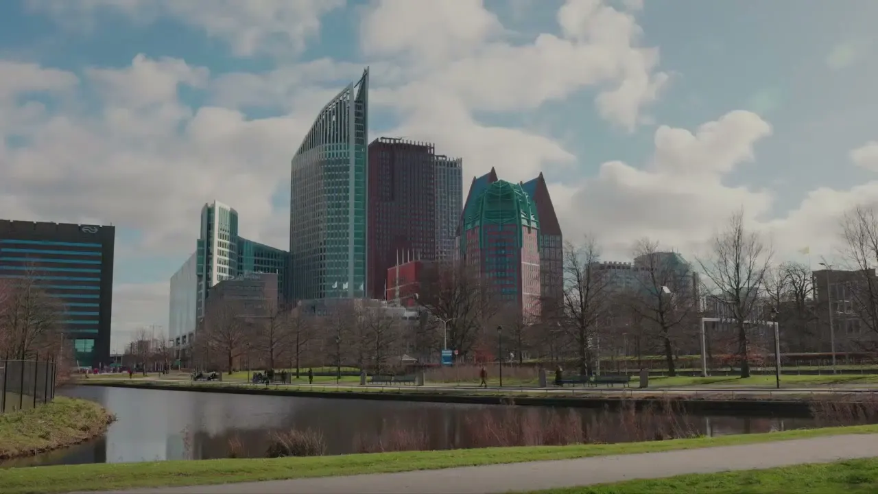 De skyline van Den Haag aan het water