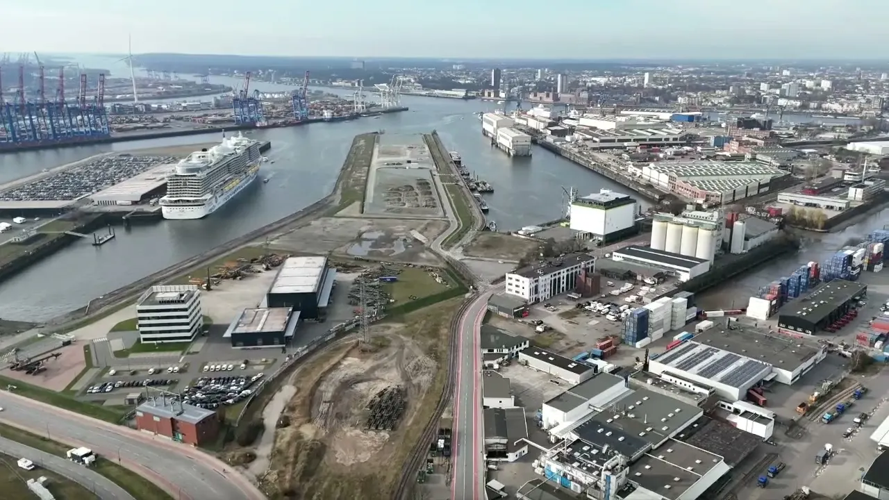 Luchtfoto van bedrijfshallen en industriegebouwen aan de haven