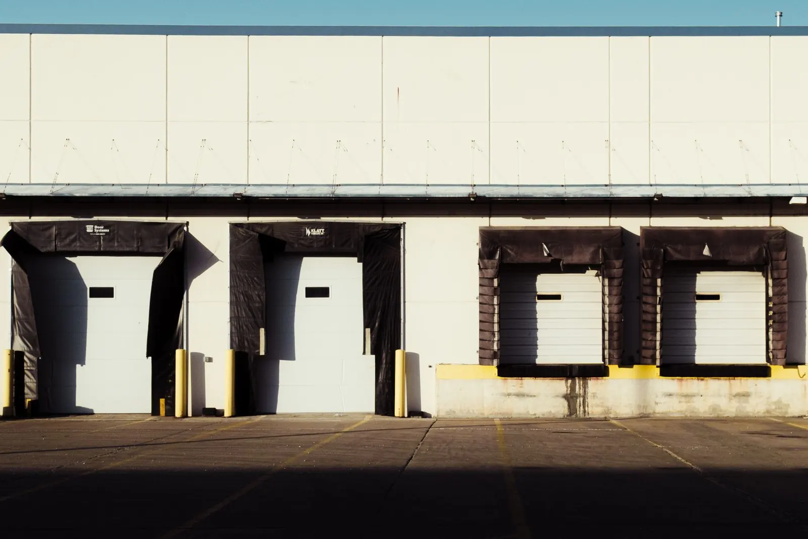 Loading docks of a warehouse available for short-term rent in the Netherlands